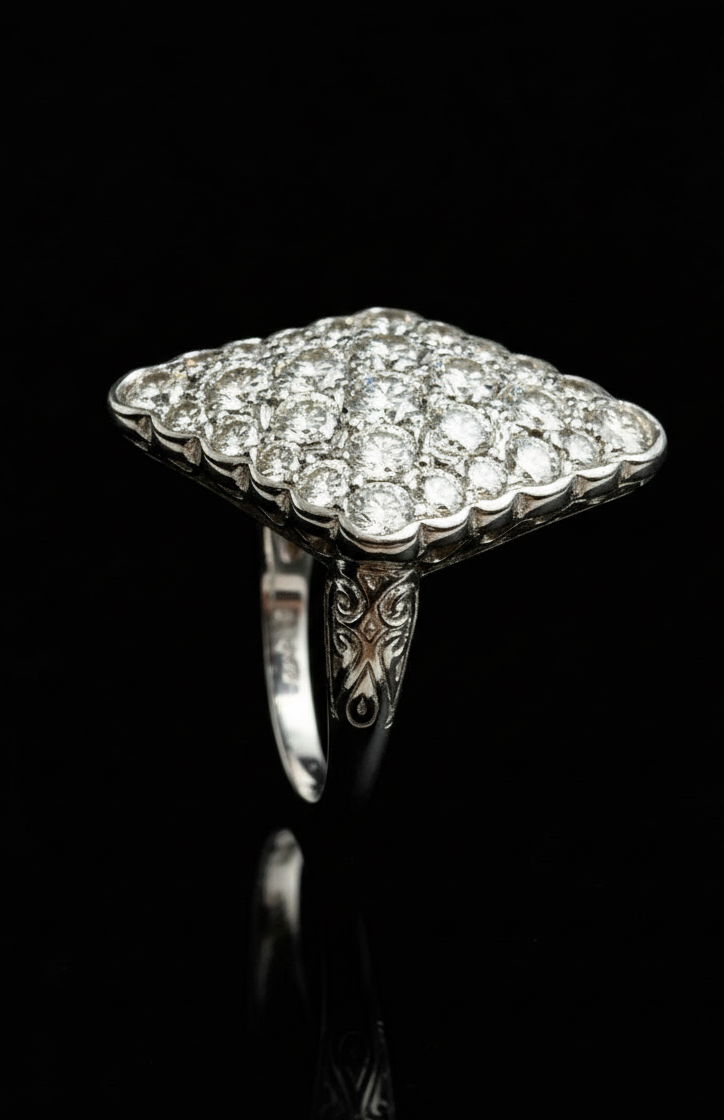 Splendido Anello Romboidale con Diamanti