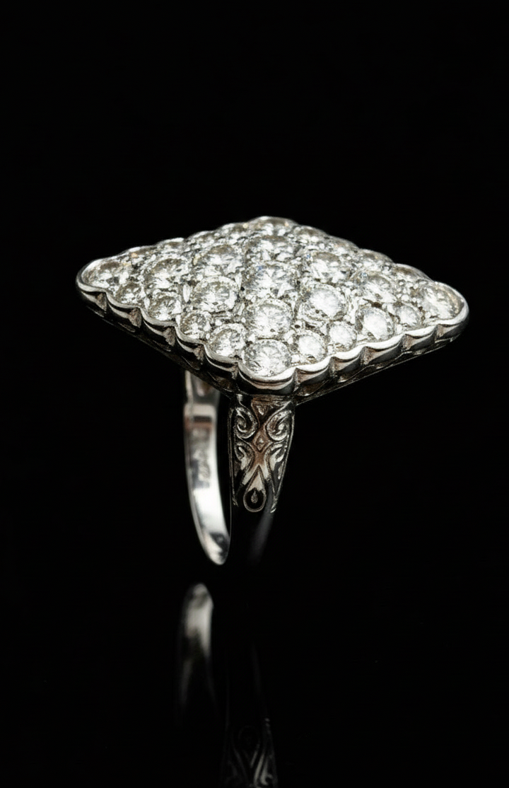 Splendido Anello Romboidale con Diamanti